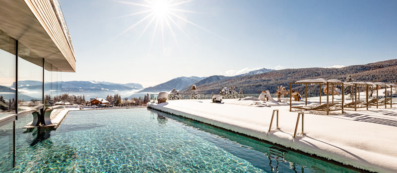 Wellnesshotel Pool mit Panoramaaussicht im Winter.