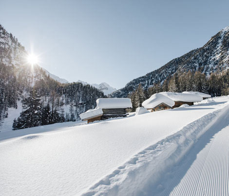 Angebot Winter Special, verschneite Hütten in den Dolomiten.