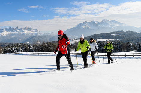 Gruppe beim Schneeschuhwandern in den Dolomiten.